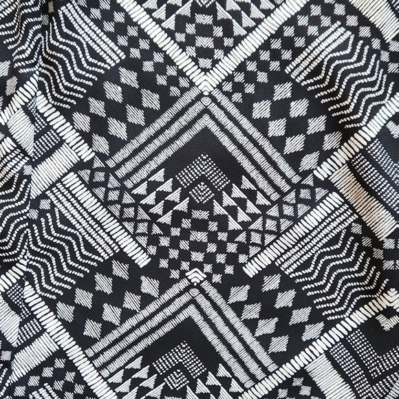 Lush black & white geometric print tunic top, size small - Picture 5 of 6